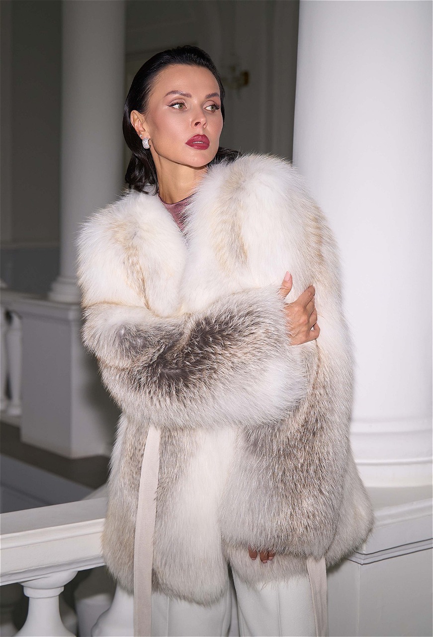 Светлая шуба из меха лисы с поясом