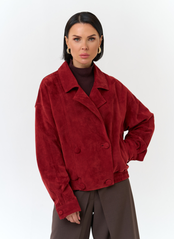 Женская куртка из натуральной замши красного цвета