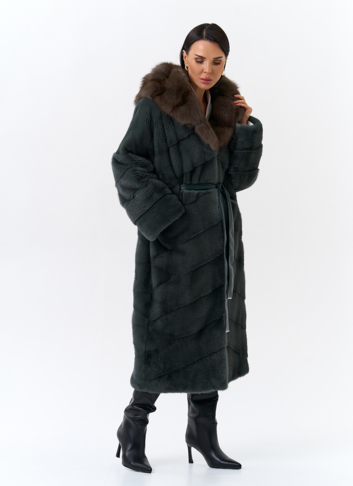 Шуба из меха норки с капюшоном из меха куницы