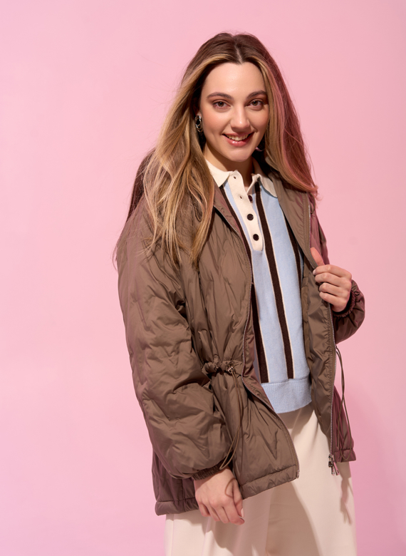 Женская куртка в коричневом цвете с капюшоном