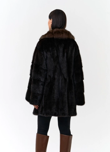 Шуба с воротником из меха куницы