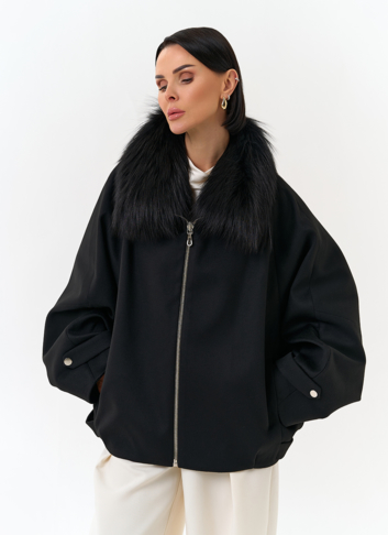 Женское укороченное пальто с отделкой из меха лисы