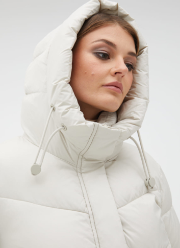 Пуховик женский с капюшоном 
