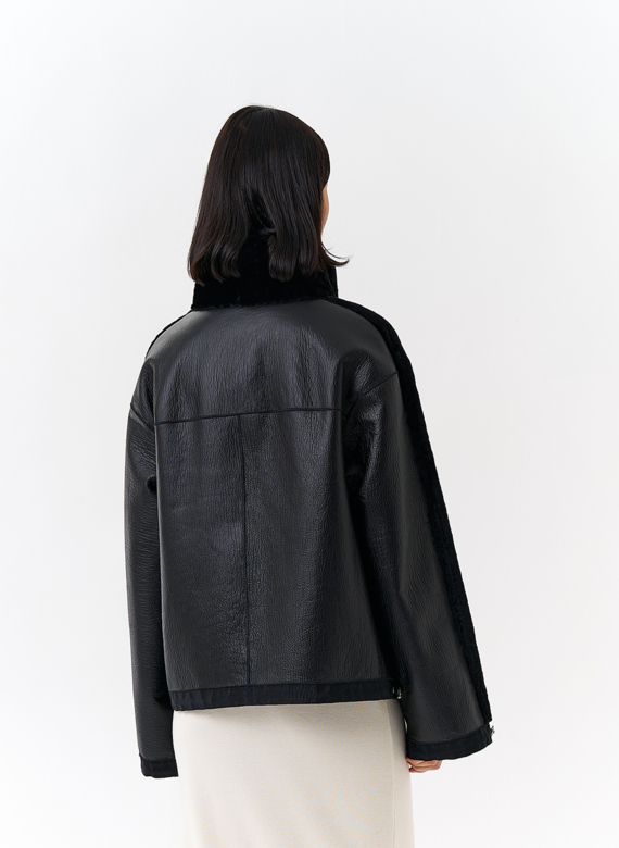 Короткая двухсторонняя дубленка в черном цвете