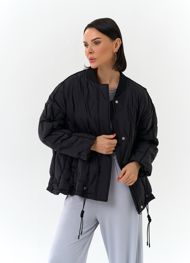 Женская куртка бомбер черного цвета модель № 32658 меха малина