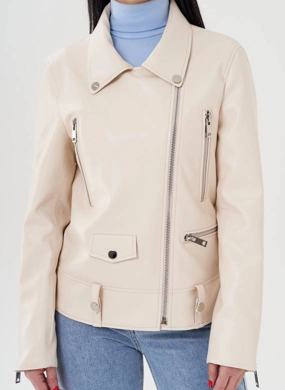 Светлая куртка косуха из эко кожи