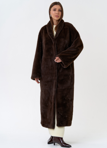 Длинное пальто из эко меха с декоративным поясом