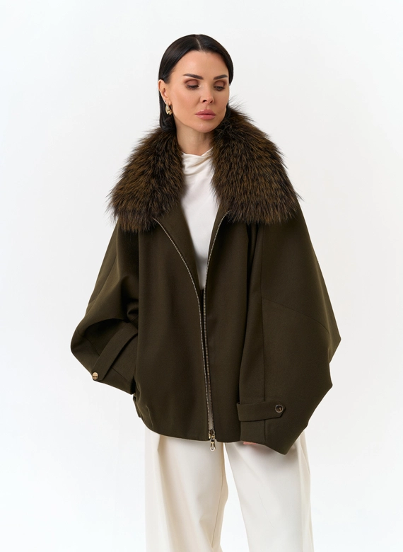 Женское укороченное пальто с отделкой из меха лисы