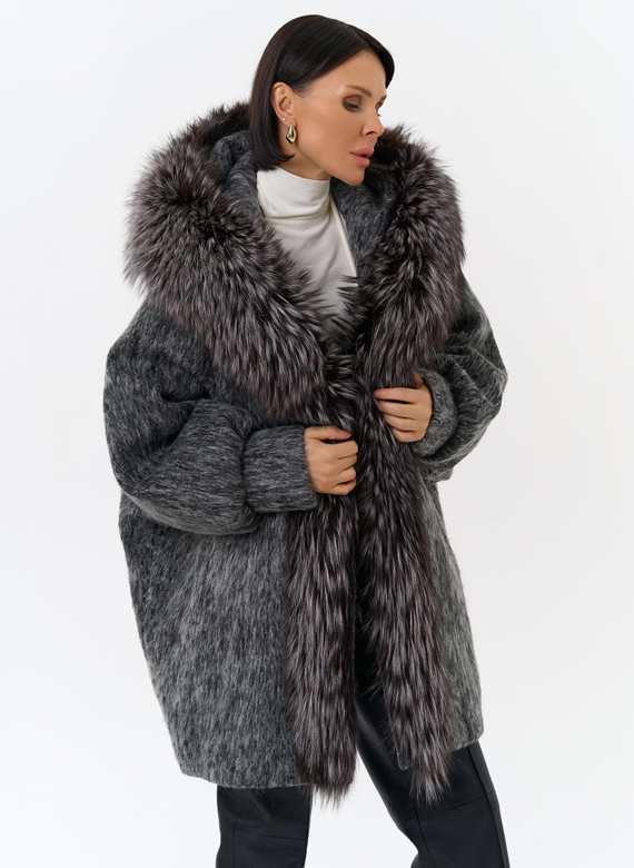 Женский удлиненный пуховик с отделкой из меха чернобурки