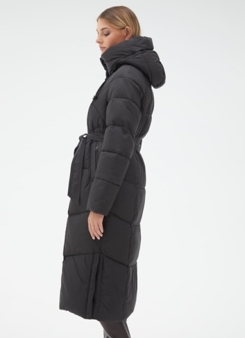 Женский пуховик с капюшоном и поясом