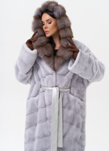 Норковая шуба с капюшоном из меха куницы