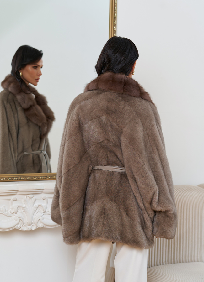 Женская шуба из меха норки с воротником из меха куницы модель № 30683 в кредит