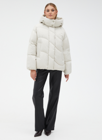 Женский светлый пуховик с капюшоном