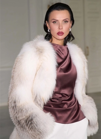 Светлая шуба из меха лисы с поясом