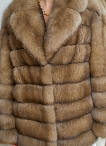 Женская шуба из куницы с английским воротником