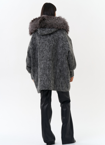 Женский удлиненный пуховик с отделкой из меха чернобурки