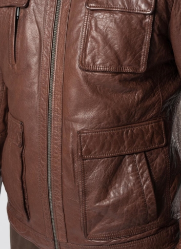 Мужская кожаная куртка коричневого цвета
