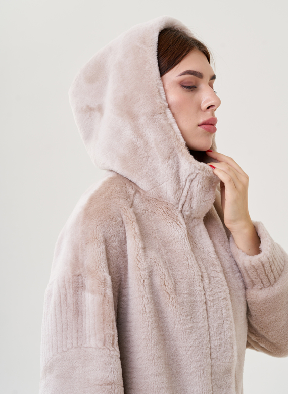 Длинное пальто из эко меха