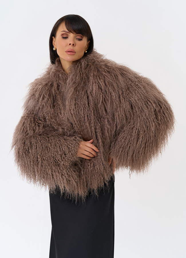 Короткая шуба из ламы модель № 31781 универмаг малина