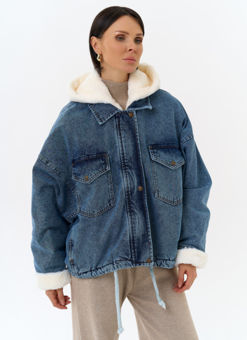 Женская утепленная джинсовая куртка с отделкой из эко меха