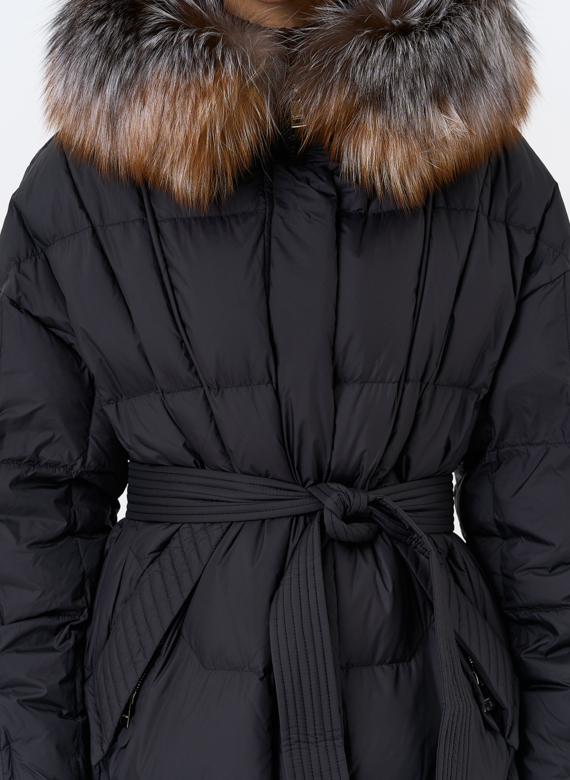 Женский пуховик с отделкой из меха блюфрост