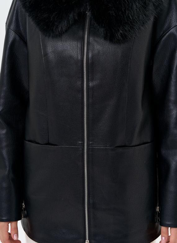 Женская утепленная куртка из эко кожи с капюшоном из эко меха