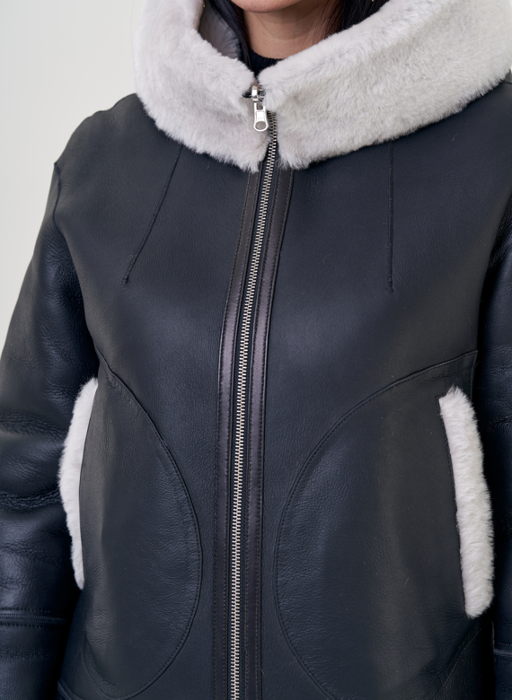 Двухсторонняя женская дубленка с капюшоном