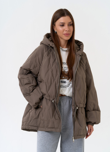 Женская куртка в коричневом цвете с капюшоном