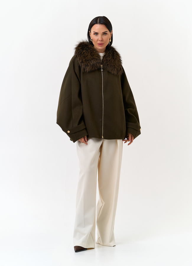 Женское укороченное пальто с отделкой из меха лисы модель № 32858 в рассрочку