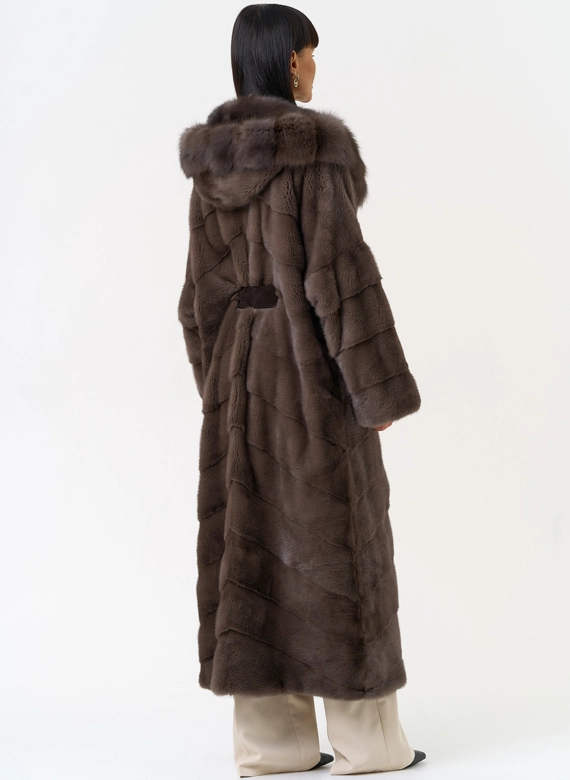 Длинная шуба из меха норки с капюшоном из меха куницы