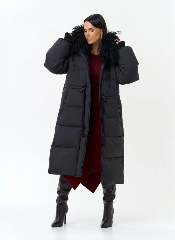Женский пуховик с отделкой на капюшоне из меха ламы фото
