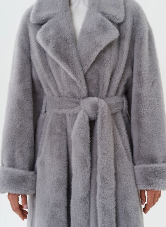 Пальто из эко меха с английским воротником