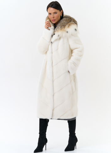 Белая шуба из норки с рысью