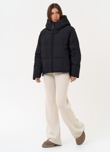 Женский пуховик черного цвета с капюшоном