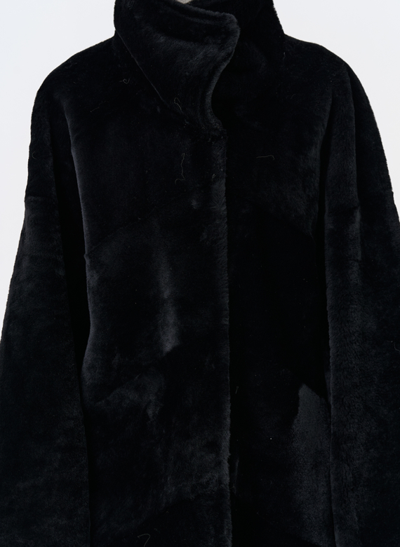 Женская натуральная дубленка черного цвета